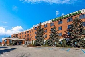 A hotel with a brick facade, multiple windows, and a covered entrance. - La Quinta Inn & Suites by Wyndham Madison American Center (Madison)