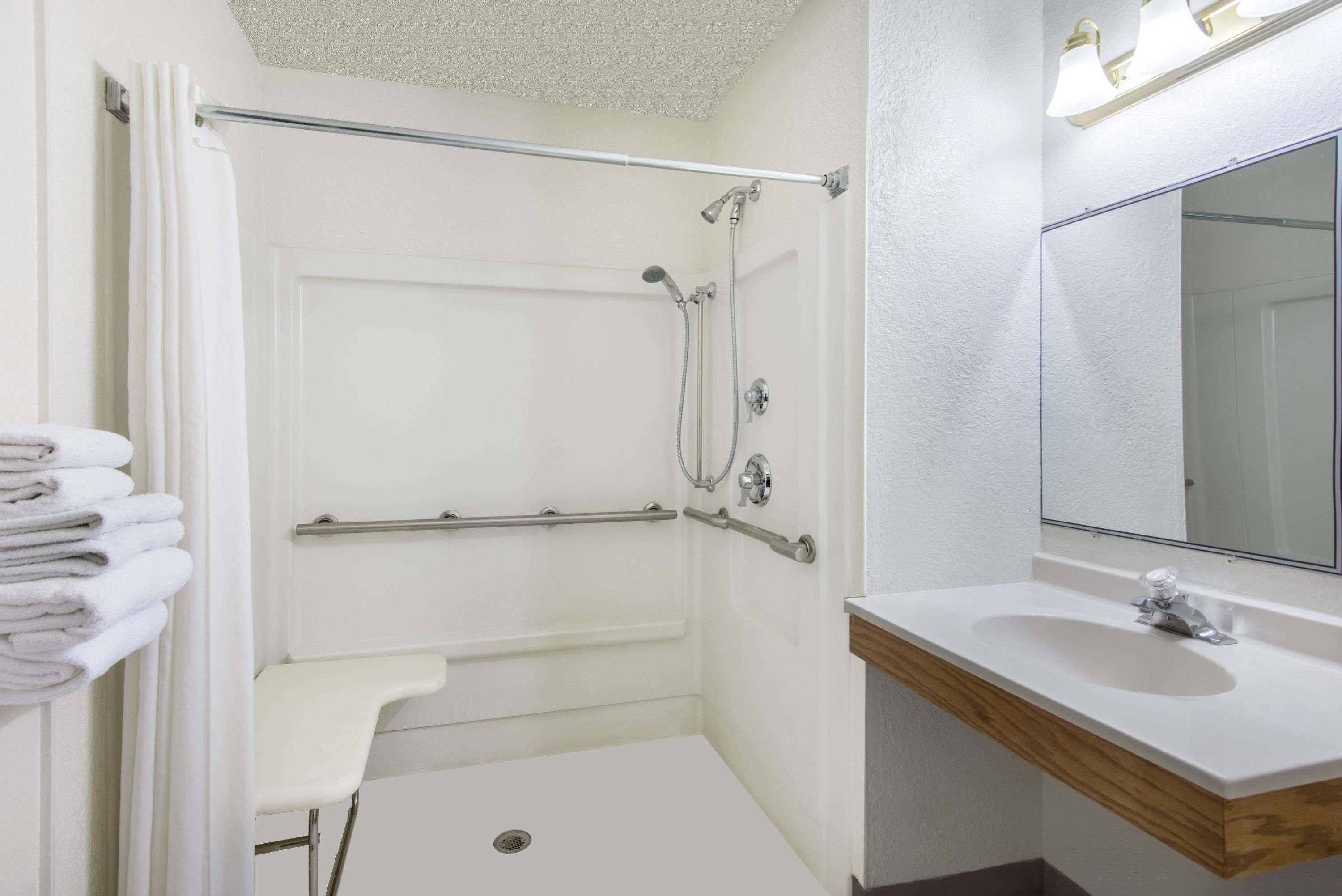 Kamer, toegankelijk voor mindervaliden | Badkamer | Een bad/douchecombinatie, handdoeken