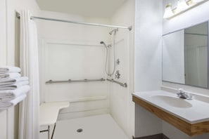 Chambre, accessible aux personnes à mobilité réduite | Salle de bain | Ensemble baignoire-douche, serviettes fournies