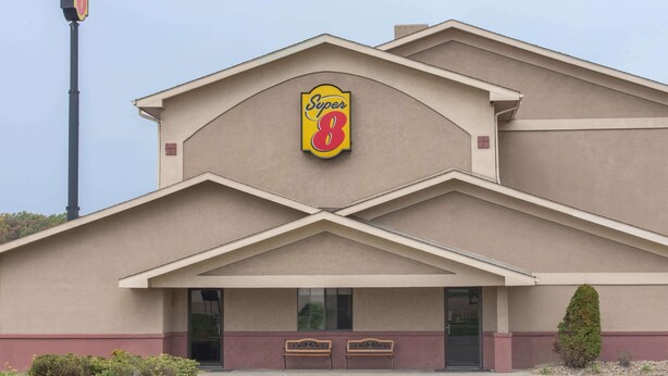 A Super 8 hotel with a prominent logo, a flat roof, and a parking lot with marked spaces. - Super 8 by Wyndham Youngstown/Austintown (Austintown)