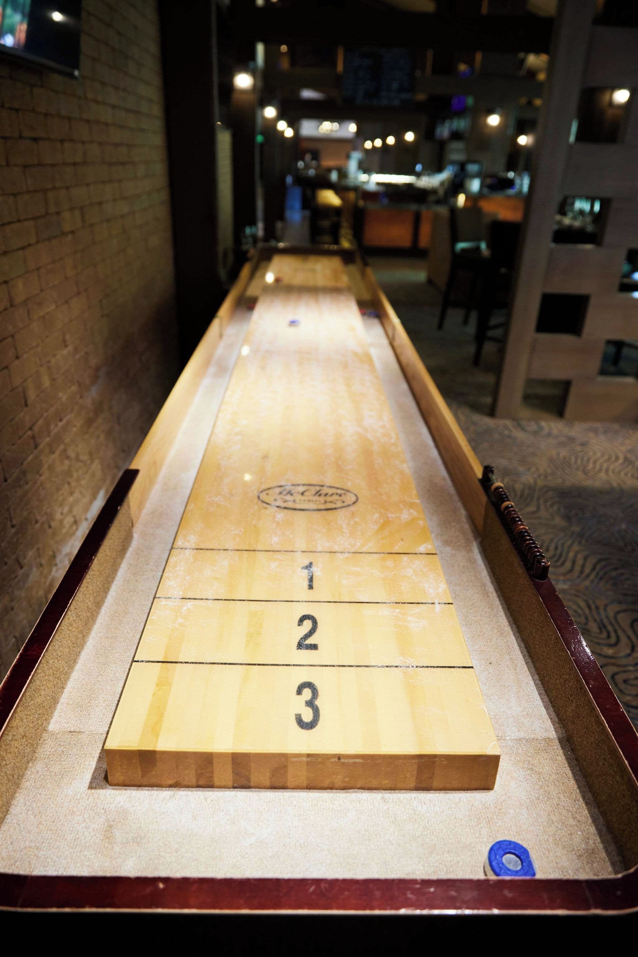 Une table de jeu de palet avec des zones de marquage numérotées.
