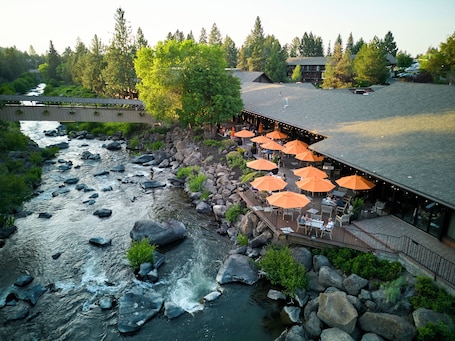 Exterior. Riverhouse Lodge