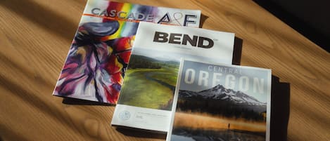 Tres guías de viaje sobre una superficie de madera.