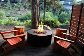 Room, 1 King Bed with Sofa bed, River View (Fire Pit) | Premium bedding, desk, blackout curtains, iron/ironing board - Riverhouse Lodge (Bend)