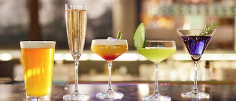 Una barra con cinco tipos diferentes de bebidas.