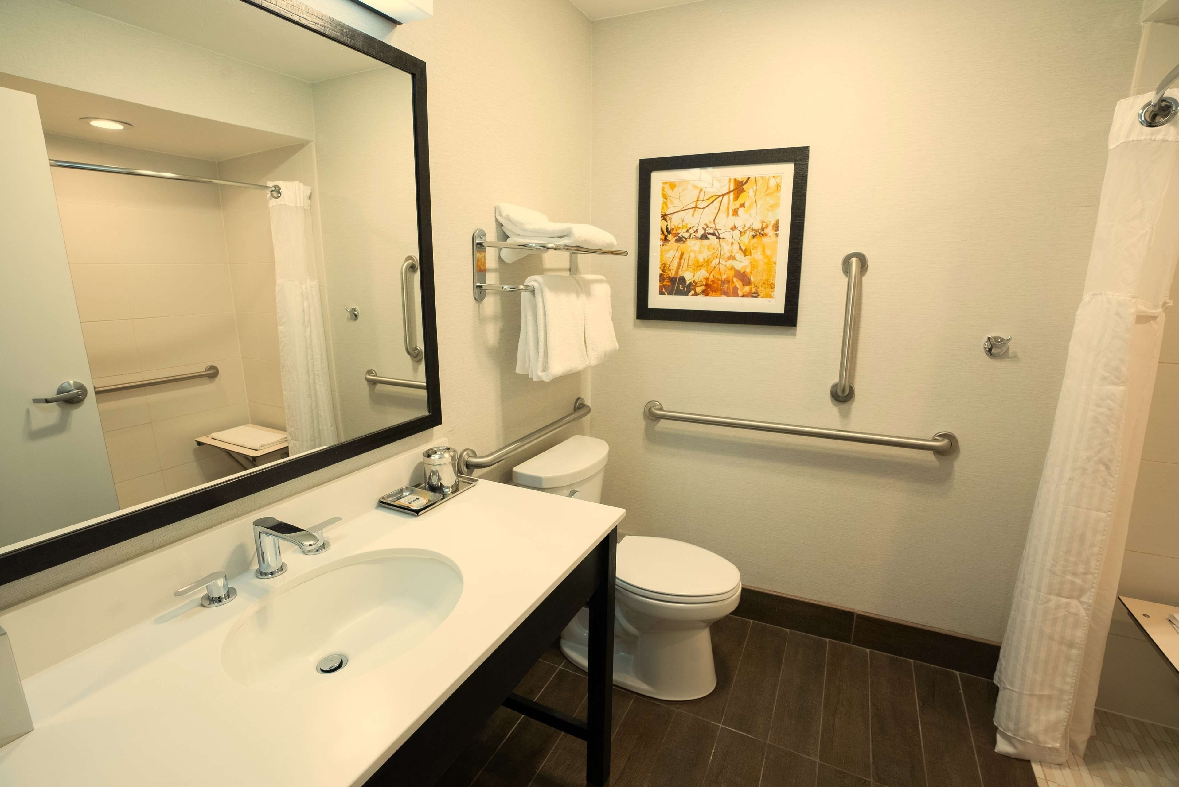 Un baño moderno con lavabo, inodoro y ducha.