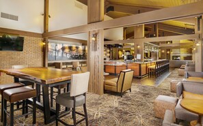 Serviert Mittagessen, Abendessen und Happy Hour