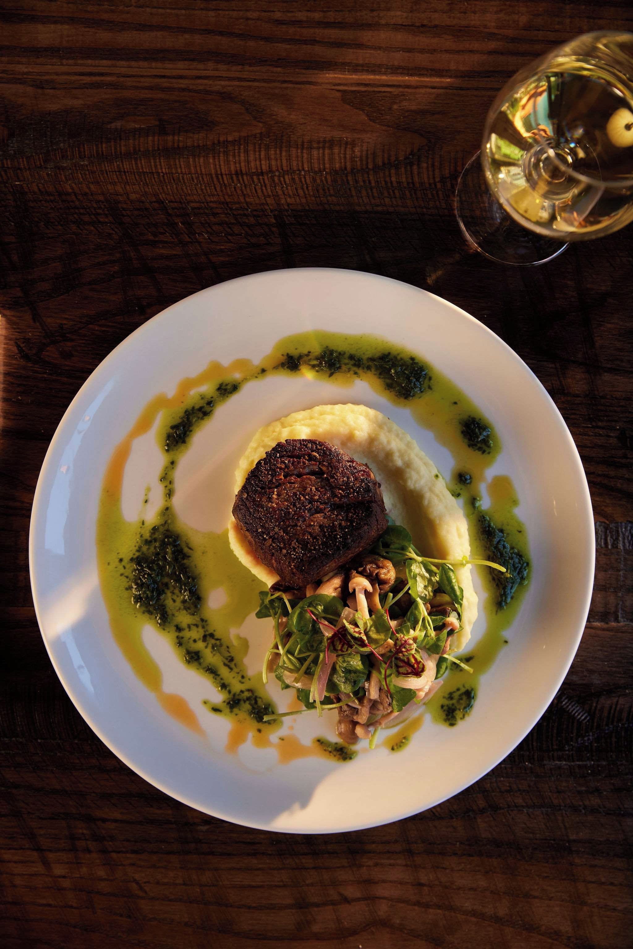 Un plat de menjar amb forma rodona, una salsa i algunes verdades.