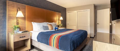 Roupas de cama premium, escrivaninha, cortinas blackout