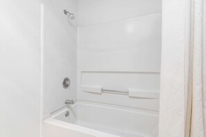 シャワー付き浴槽、バスアメニティ (無料)、ヘアドライヤー、タオル
