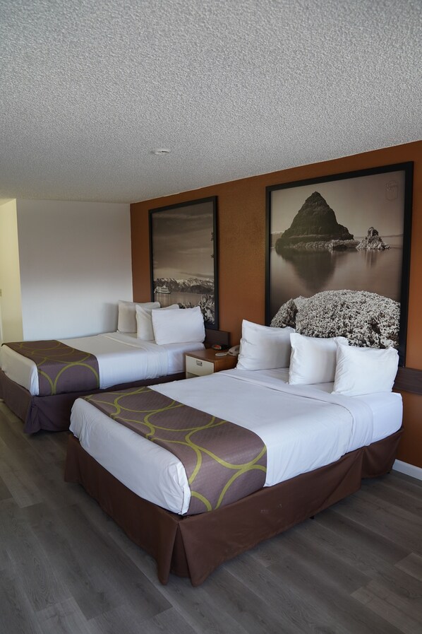 Habitación estándar, 2 camas de matrimonio | Ropa de cama hipoalergénica, caja fuerte, escritorio y cortinas opacas