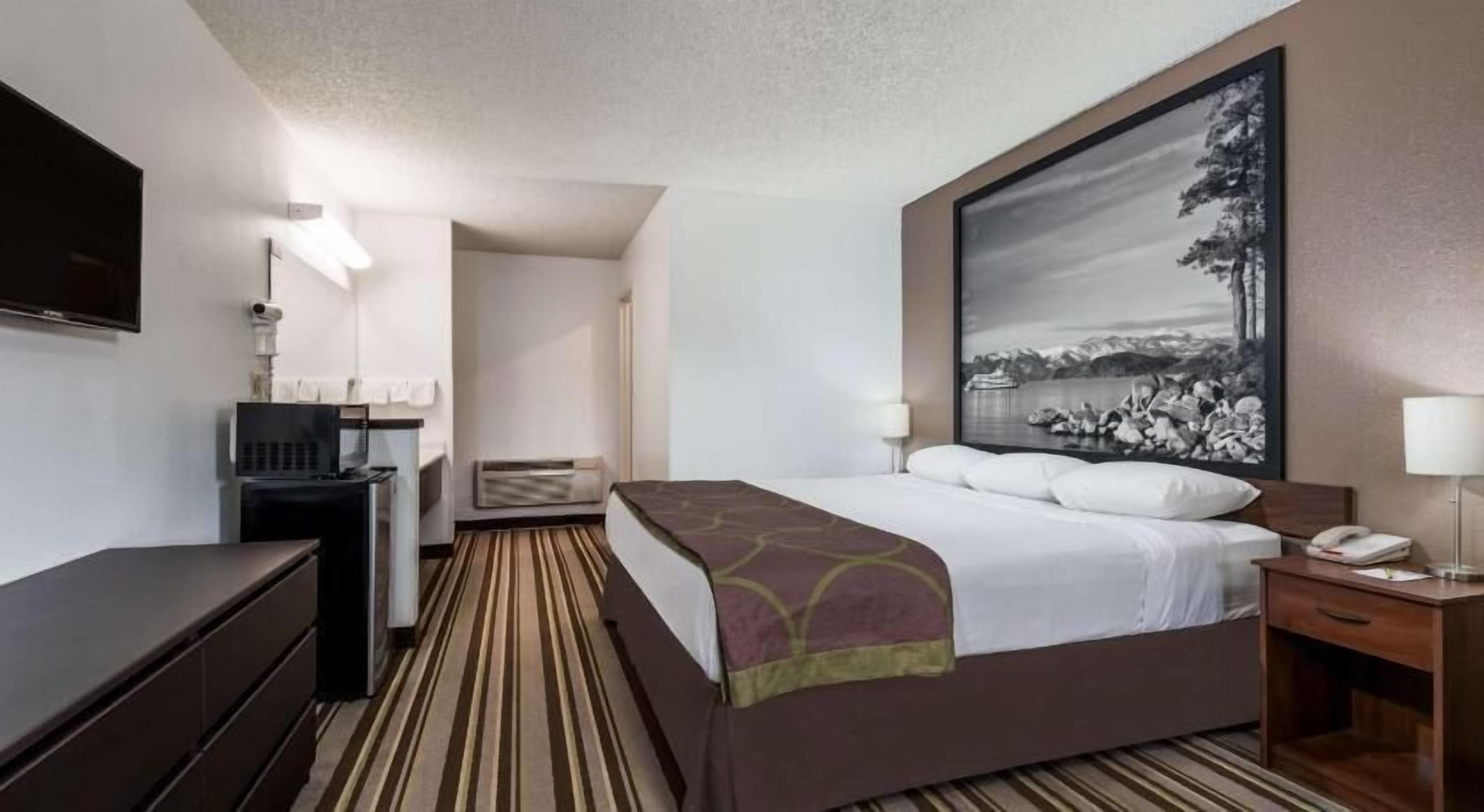 Hypo-allergenic bedding, in-room safe, desk, blackout drapes