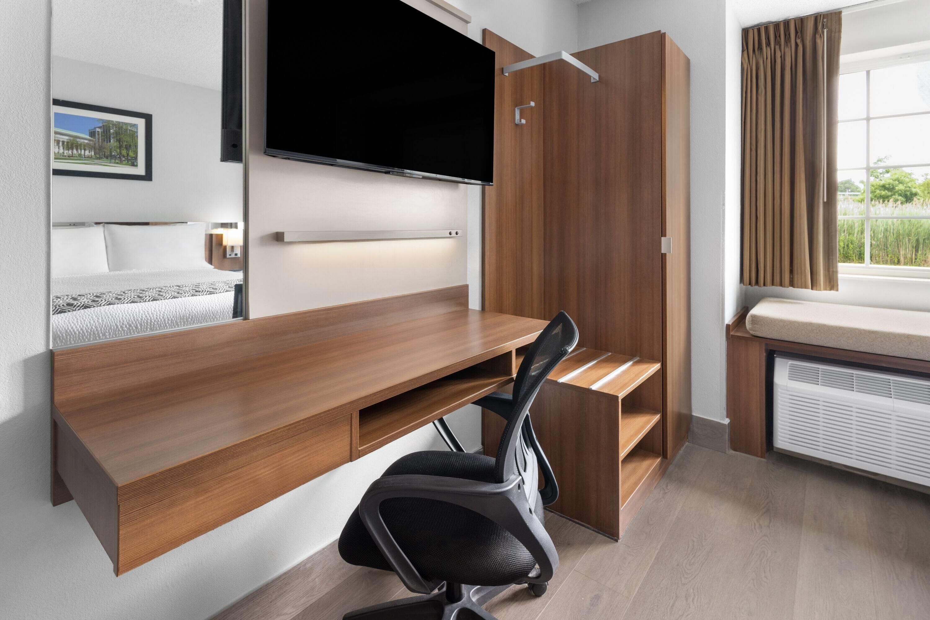 standard room, 1 queen bed | hypo-allergenic bedding, desk, blackout curtains, iron/ironing board