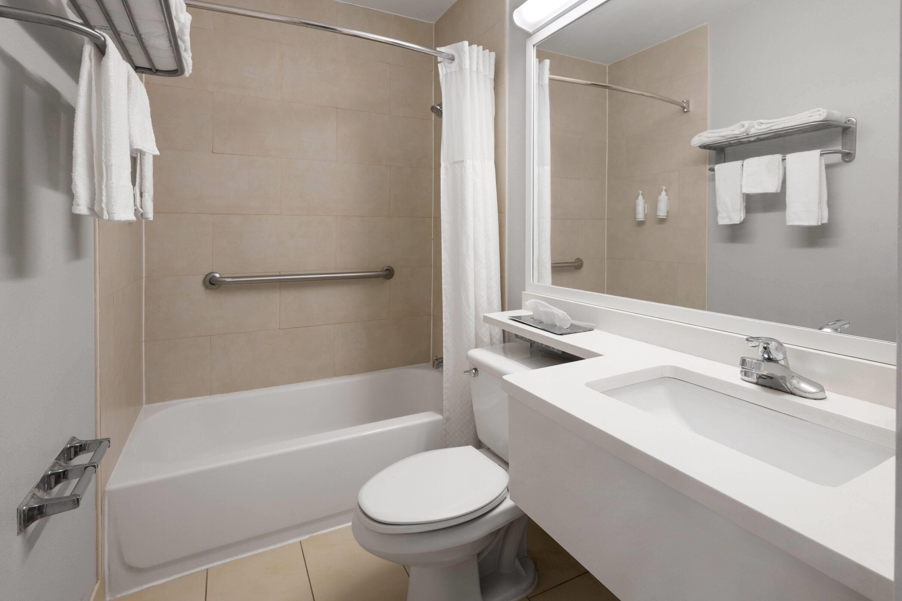 combined shower/bathtub, hair dryer, towels