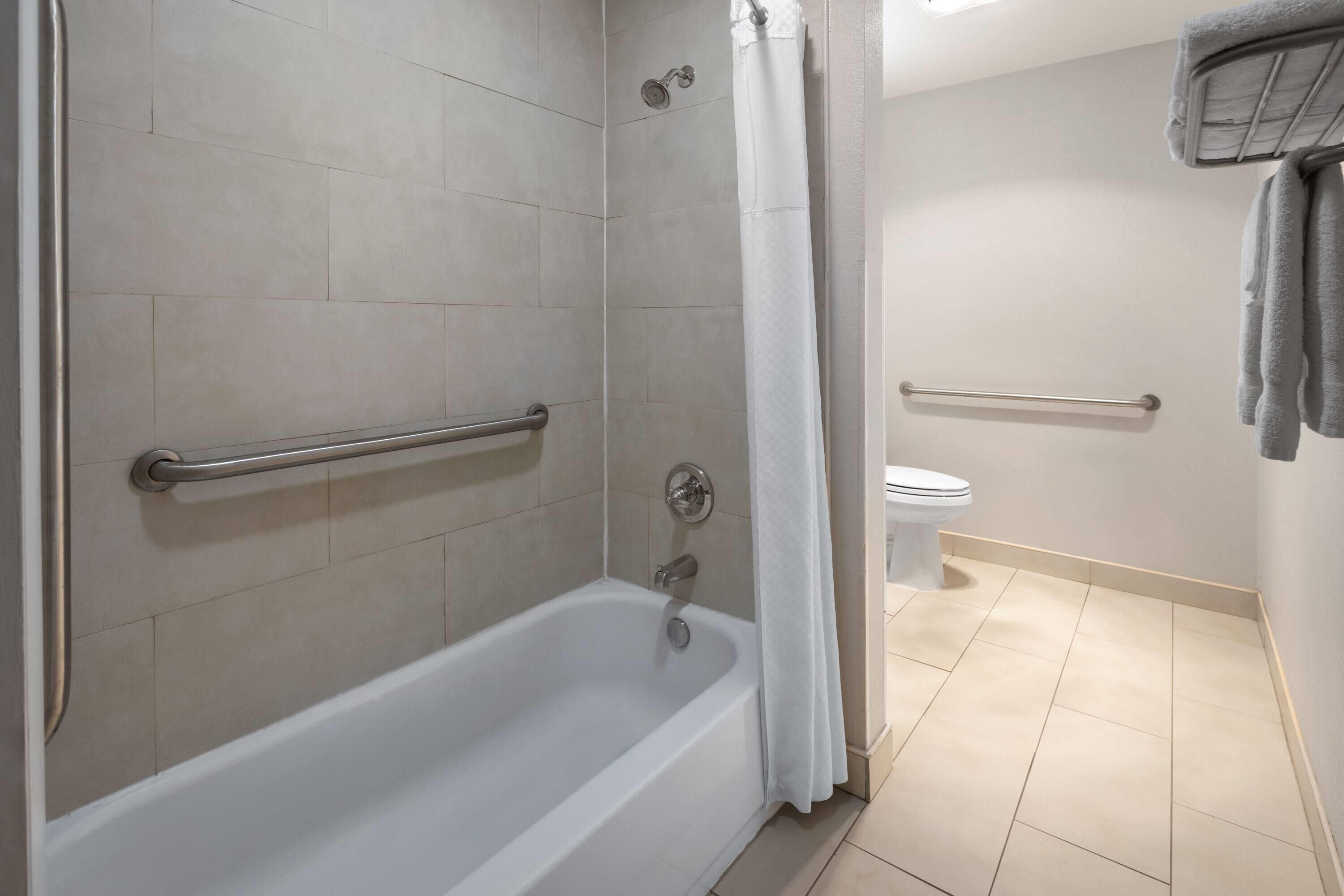 room, 1 queen bed, accessible, non smoking (mobility, bathtub w/grab bars) | accessible bathroom