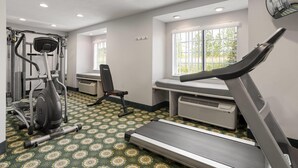 Una palestra con tapis roulant, ellittiche e macchinari per pesi.
