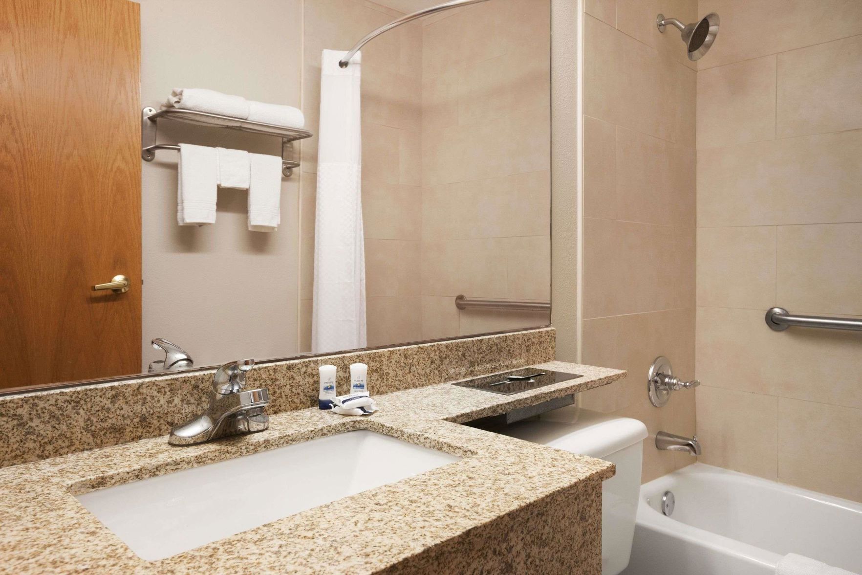 Bathroom | Combined shower/tub, hair dryer, towels