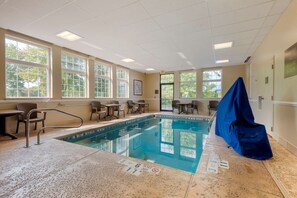 Indoor pool, sun loungers