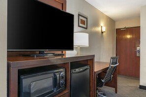 Zimmer, 1 King-Bett, barrierefrei, Nichtraucher (Accessible Tub) | Wohnbereich | Flachbildfernseher