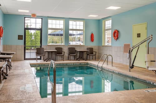 Piscine couverte, chaises longues
