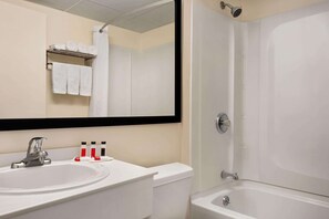 Bañera con ducha, secador de pelo, toallas