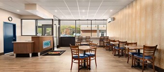 Super 8 by Wyndham Liverpool/Syracuse North Airport