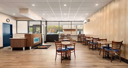 Super 8 by Wyndham Liverpool/Syracuse North Airport