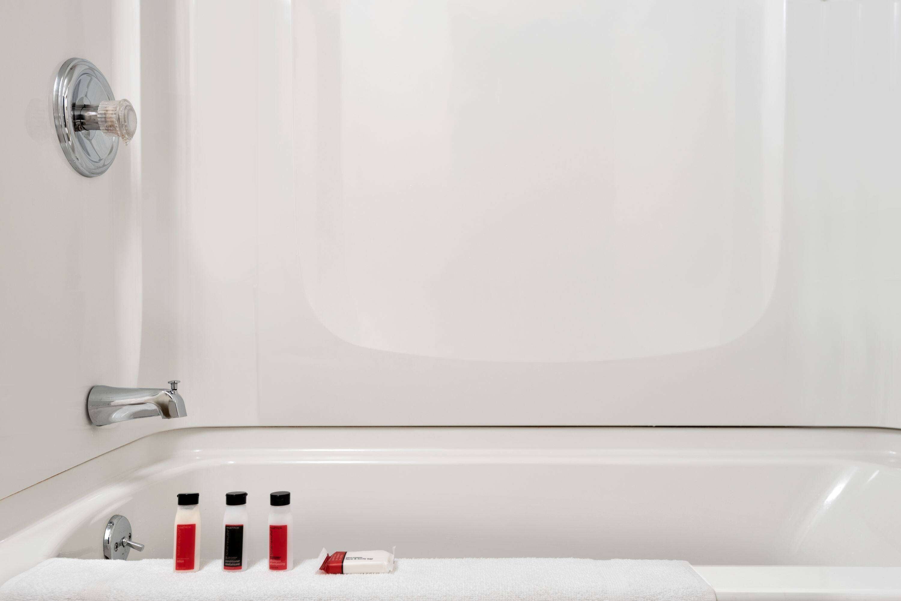 combined shower/bathtub, hair dryer, towels