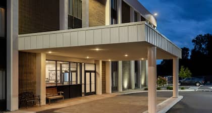 Super 8 by Wyndham Liverpool/Syracuse North Airport