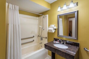 Combined shower/tub, free toiletries, hair dryer, towels