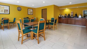 Breakfast area - Baymont by Wyndham Harvard (Harvard)