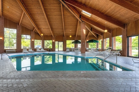 Piscina interna. Baymont by Wyndham Harvard