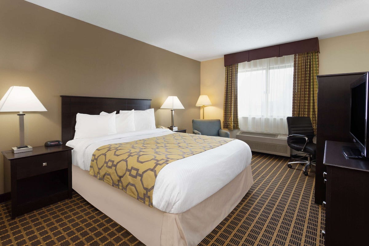 Desk, iron/ironing board, rollaway beds, free WiFi