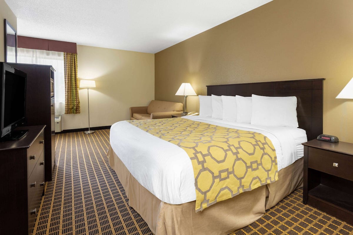 Desk, iron/ironing board, rollaway beds, free WiFi