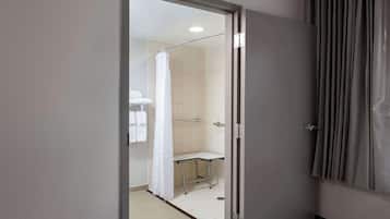 Un baño con ducha, inodoro y lavabo.