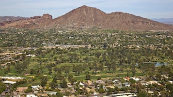 Zona residencial con casas, espacios verdes y una montaña al fondo.