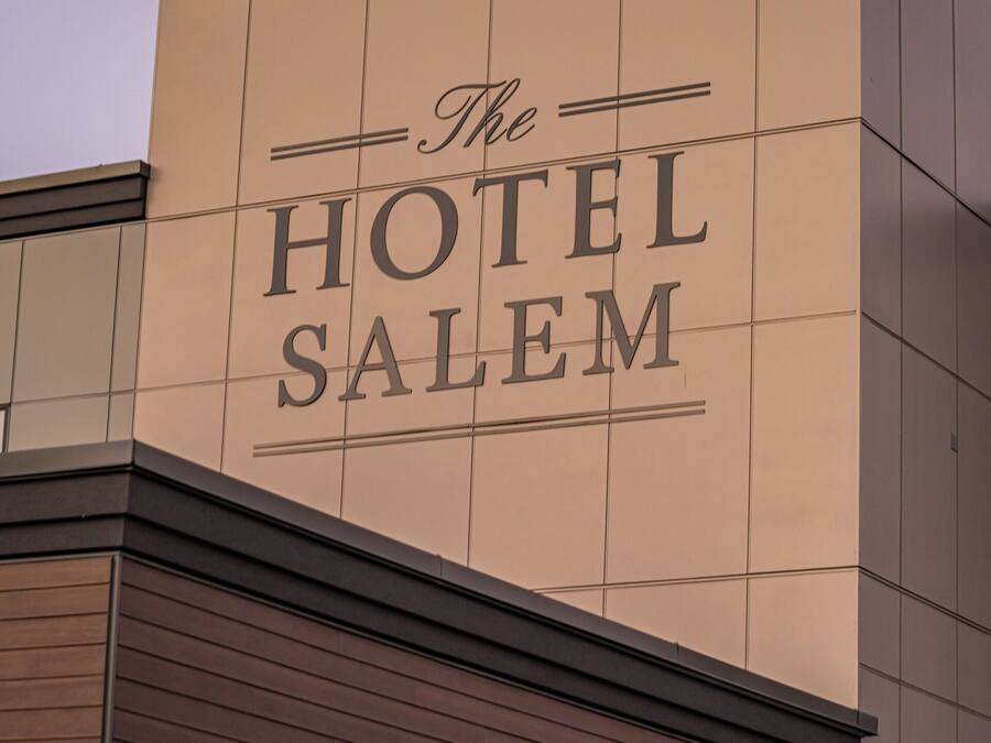El exterior del Hotel Salem con un letrero llamativo.