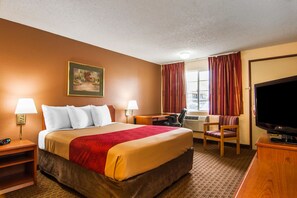 Desk, blackout curtains, iron/ironing board, free WiFi - Econo Lodge Inn & Suites Hillsboro - Portland West (Hillsboro)