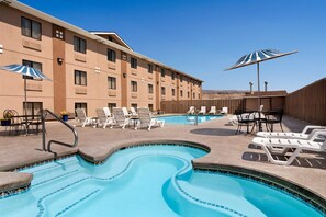 Seasonal outdoor pool, open 9:00 AM to 10:00 PM, pool umbrellas - Quality Inn Wenatchee/Leavenworth (Wenatchee)