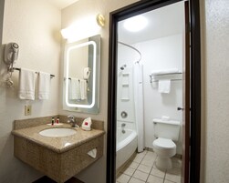 Bañera con ducha, secador de pelo, toallas, jabón