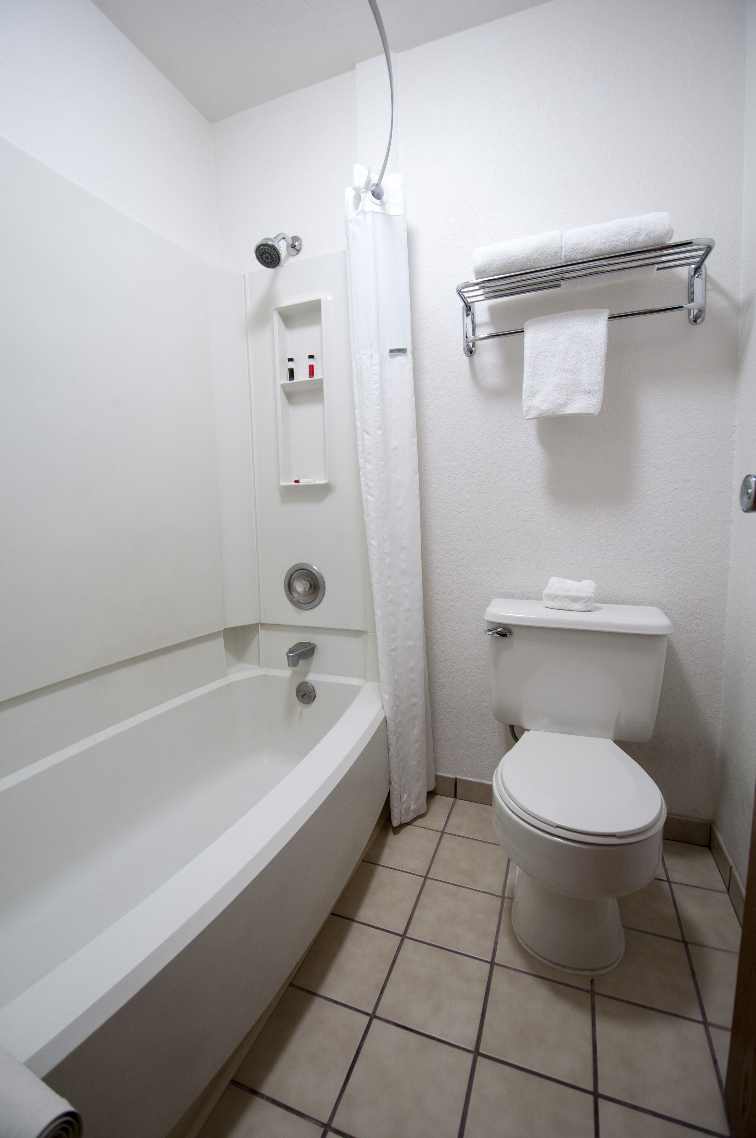 Un baño con bañera, inodoro y ducha.