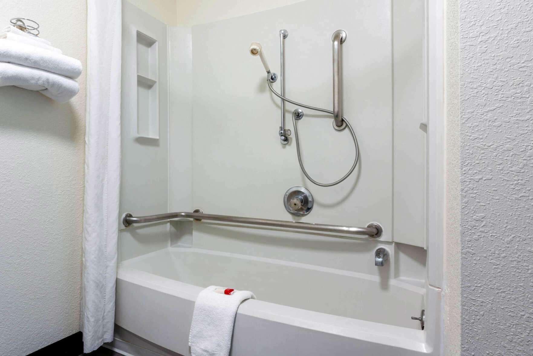 Baño | Tina con regadera, secadora de cabello, toallas 