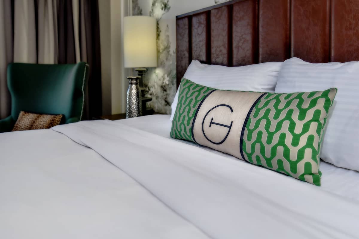 Suite, 1 King-Bett, Whirlpool, Turm | Hochwertige Bettwaren, Pillowtop-Betten, Schreibtisch