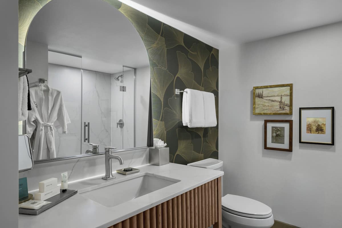 花灑/浴缸組合、名牌梳洗用品、風筒、浴袍