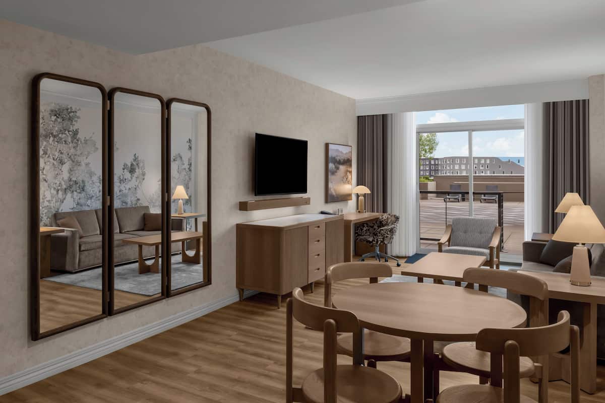 Suíte grand, 1 cama King (with Terrace Access) | Área de estar | TV de tela plana, filmes pagos
