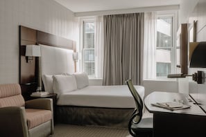 1 Schlafzimmer, hochwertige Bettwaren, Zimmersafe, Schreibtisch