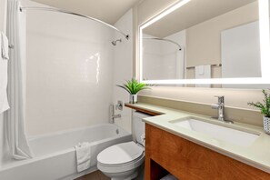 Combined shower/bathtub, hair dryer, towels