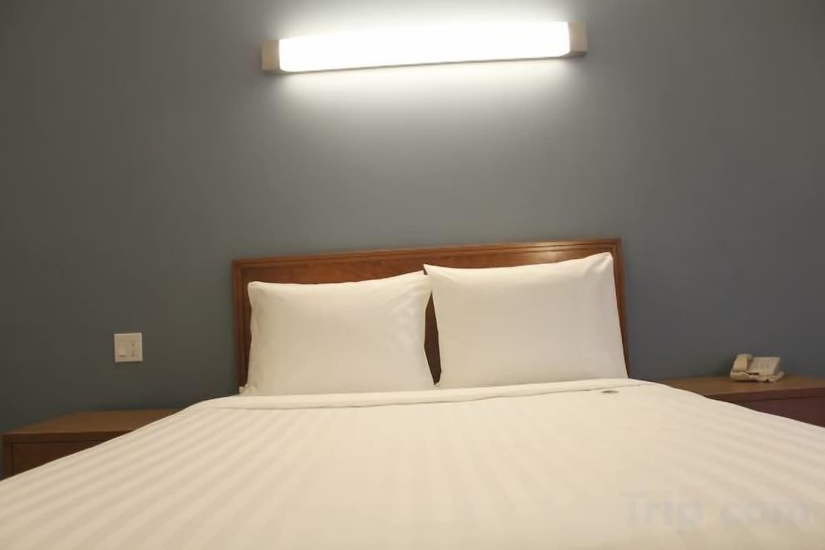 One King Bed Deluxe