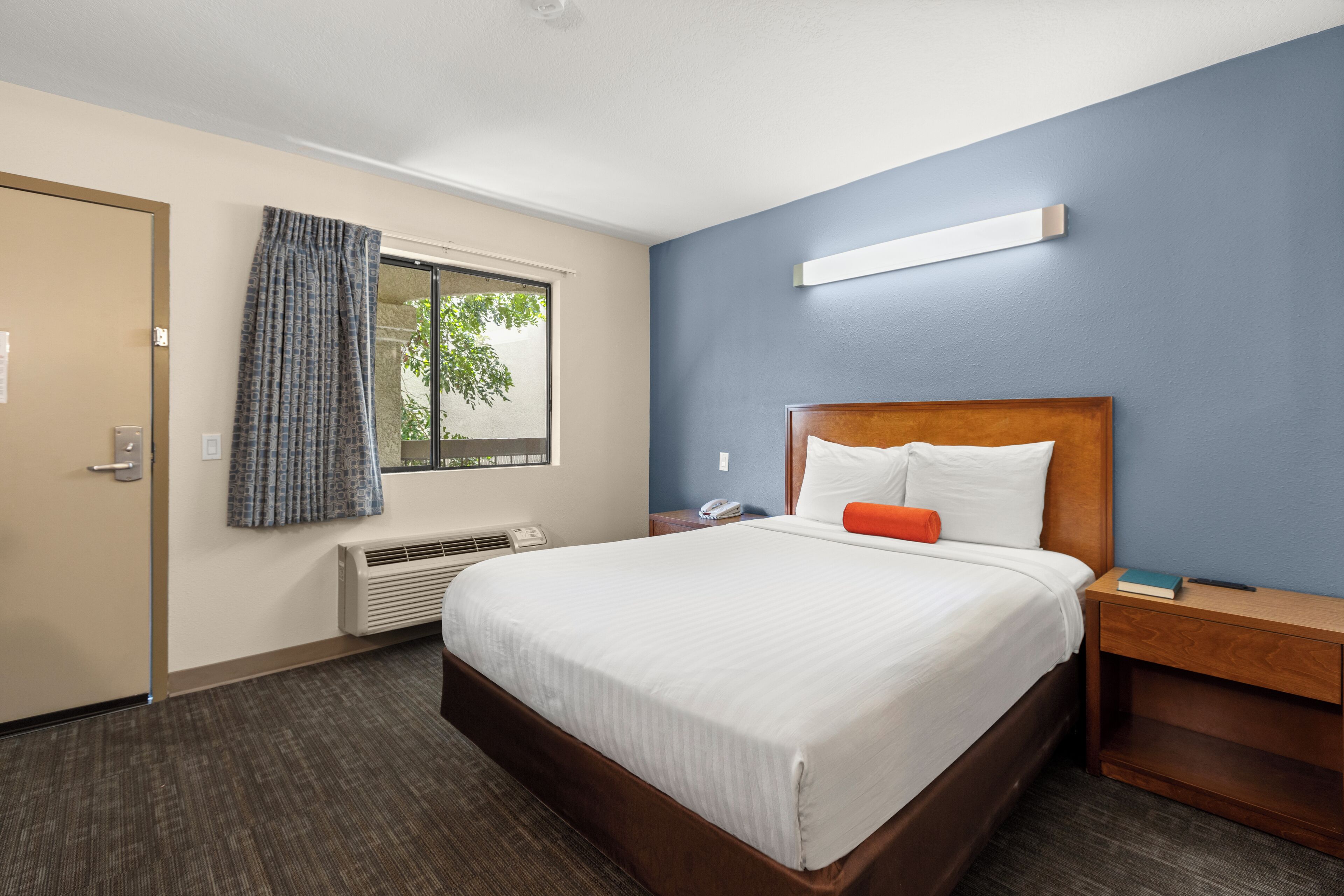 Standard Room, 1 Queen Bed | Individually furnished, desk, blackout drapes, iron/ironing board