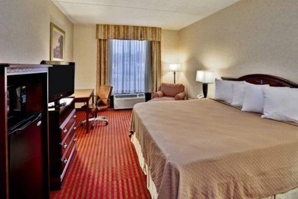 Desk, iron/ironing board, rollaway beds, free WiFi